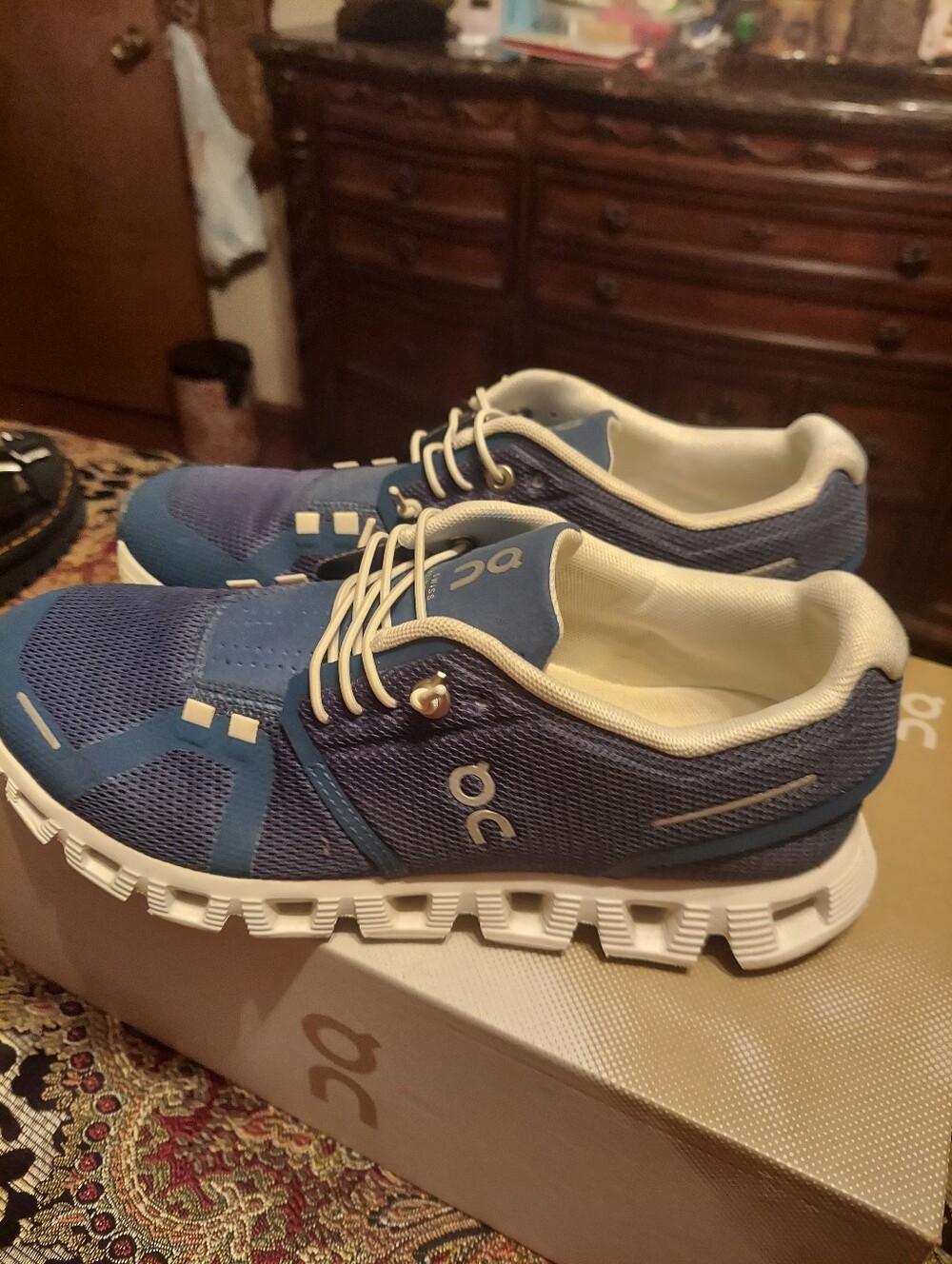 ON CLOUD SNEAKERS